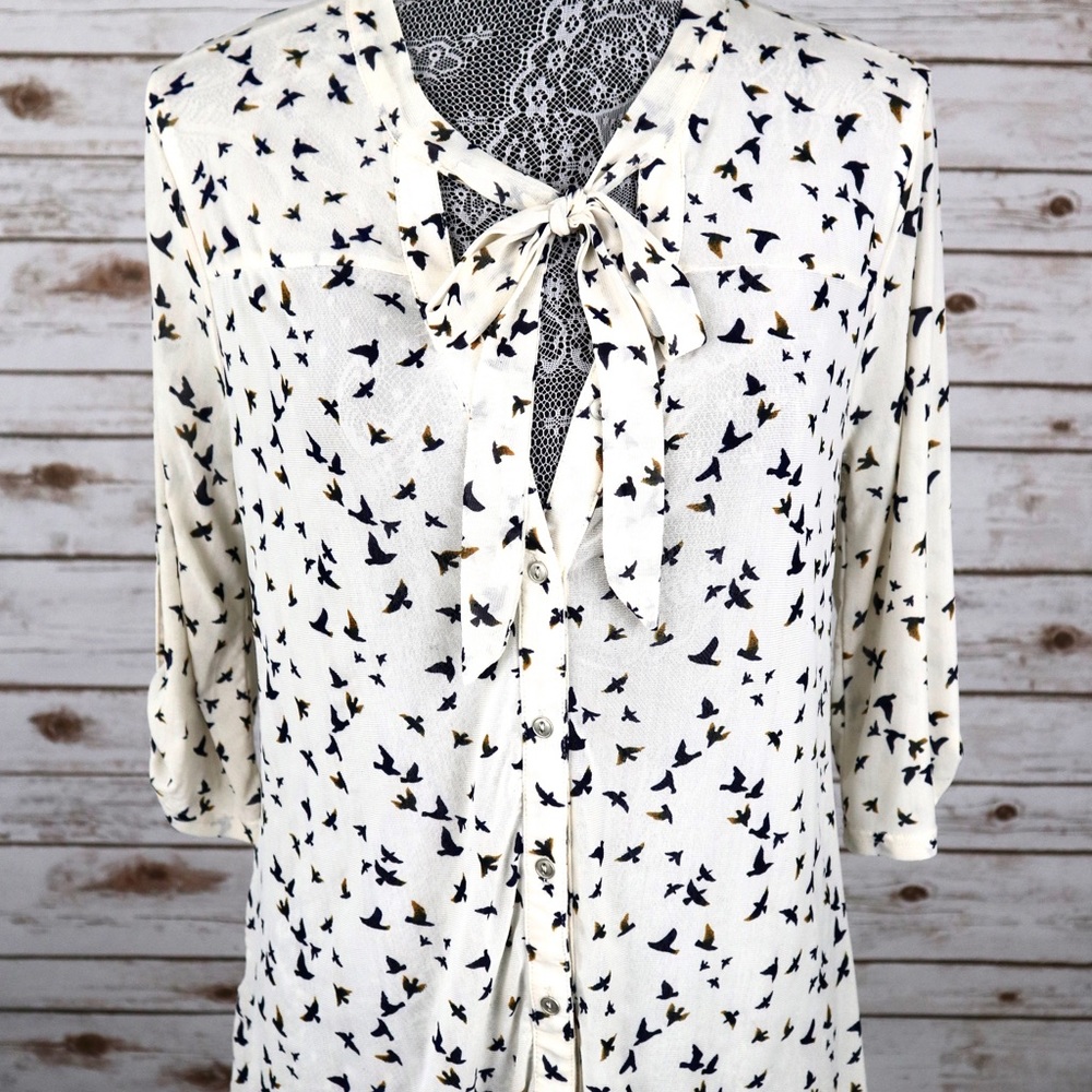3/4 length top with tie at the front, bird print